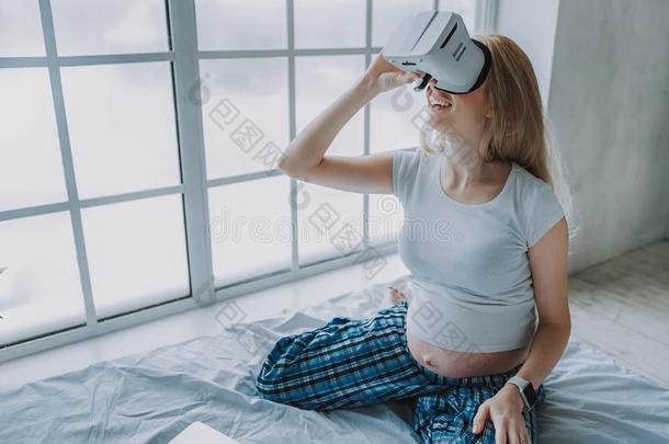 年幼的怀孕的女人使用新的<strong>趋势科技</strong>在家