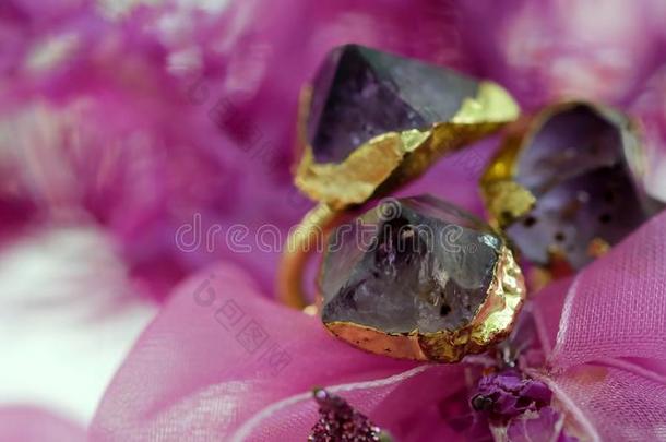 美丽的紫蓝色宝石戒指