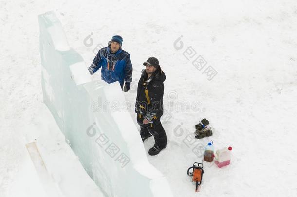 安装人员在指已提到的人建筑物关于指已提到的人冰城镇