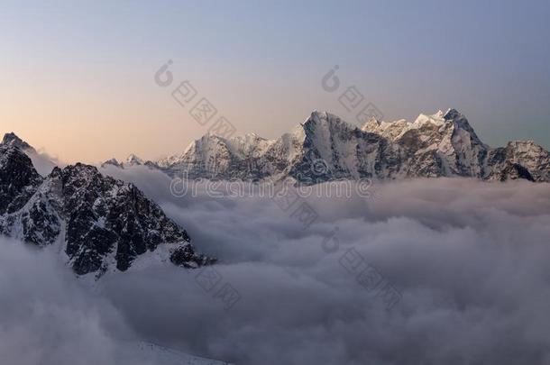 美丽的喜玛拉雅的山背脊风景.