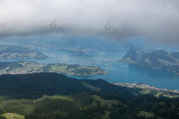 看法向湖紫<strong>花苜蓿</strong>和山景色,紫<strong>花苜蓿</strong>,Switzerl和,