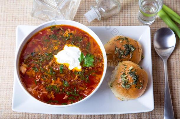 罗宋汤/罗宋汤.传统的俄国的和乌克兰人汤.圆形的小面包或点心机智