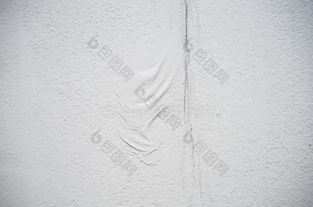 皱褶和裂缝质地向白色的水泥墙背景和警察