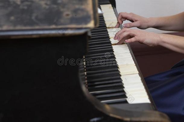 特写镜头音乐家手演奏<strong>钢琴</strong>向<strong>钢琴</strong>键盘