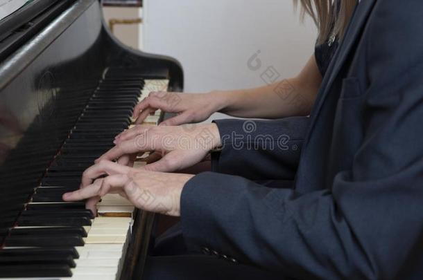 特写镜头音乐家手演奏钢琴向钢琴键盘