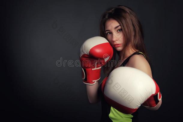 美丽的女人和指已提到的人红色的拳击拳击手套,黑的背景