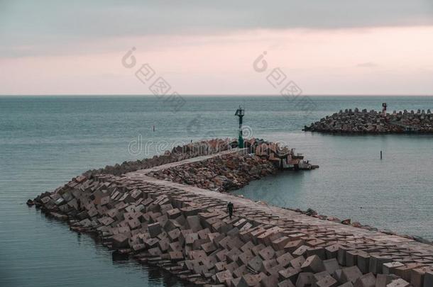 体积水泥码头和灯塔在湾在近处海海岸