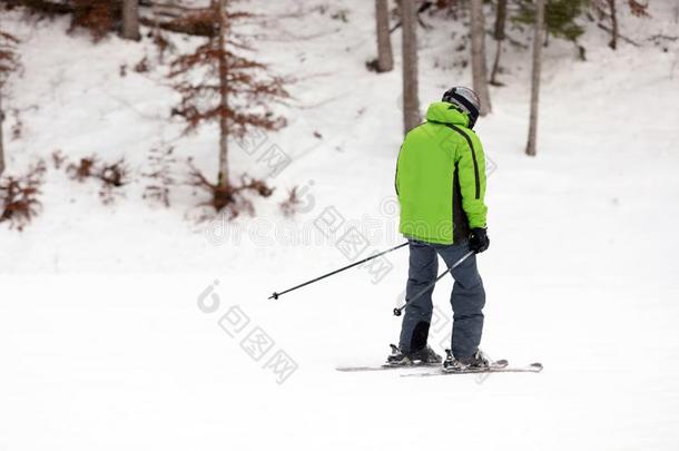 滑雪的人向斜坡在求助,空间为文本.