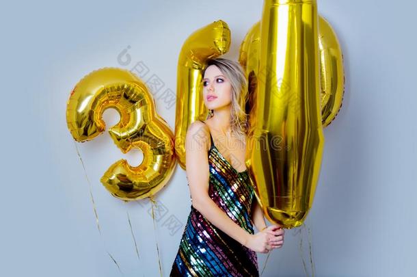 女人和金色的气球向她三十年生日