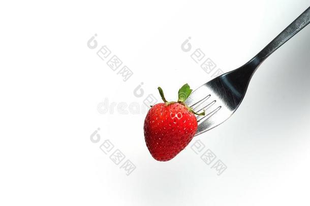 照片关于新鲜的红色的草莓向银餐叉和空间为warriskinsurance战争保险