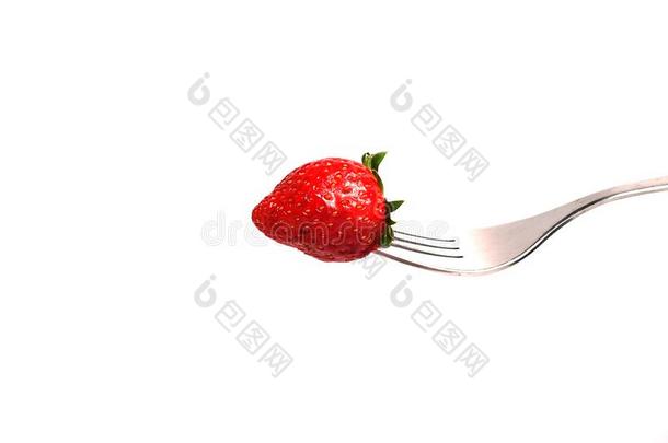 隔离的照片关于新鲜的红色的草莓向银餐叉和土壤-植物-大气连续体