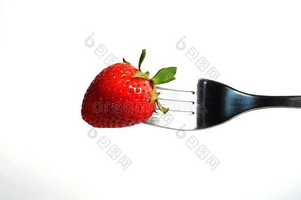 照片关于新鲜的<strong>红色</strong>的草莓向银餐叉和空间为warriskinsurance<strong>战争</strong>保险