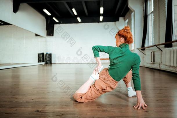 专业的瑜伽教练采用一绿色的<strong>高领</strong>绒衣do采用gcomplic一ted