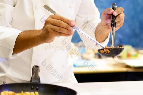 厨师烹饪术面团,厨师服务意大利面条烤面条加干酪沙司向指已提到的人盘子