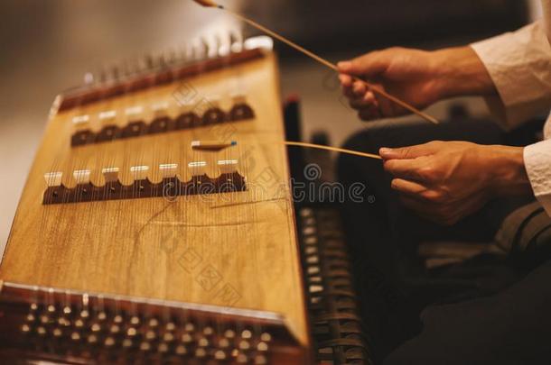 年幼的音乐家演奏传统的洋琴仪器