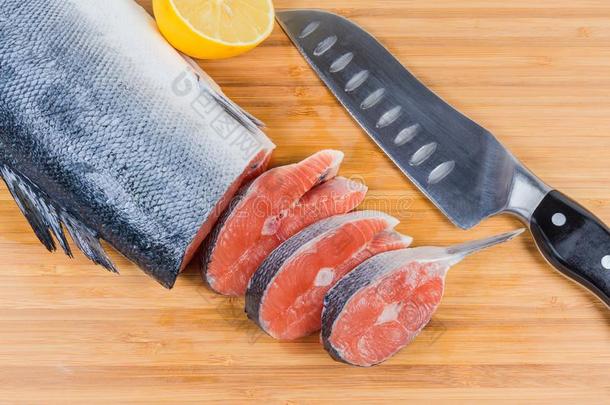 未煮过的鲑鱼牛排,不刨切的鱼块,柠檬和刀