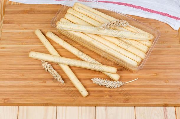 面包棒和芝麻种子和小麦耳向木制的表面