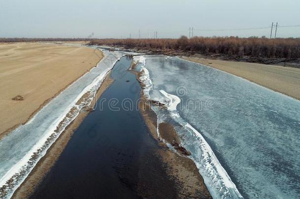 新疆,中国:春季关于沙漠萌芽后的冰熔化的