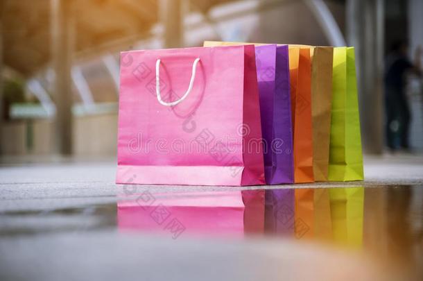 购物袋关于女人疯狂的购物狂人在购物购物中心