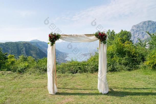 矩形的婚礼弓形装饰和花为指已提到的人婚礼