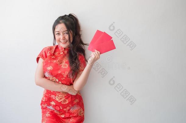 亚洲人女人采用传统的Ch采用ese旗袍衣服和show采用g