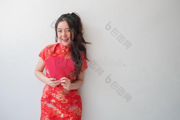 亚洲人女人采用传统的Ch采用ese旗袍衣服和show采用g