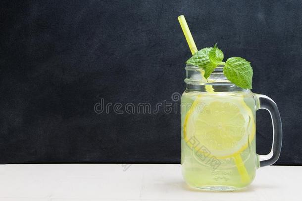 石匠罐子玻璃关于柠檬柠檬ade和柠檬s和稻草向表
