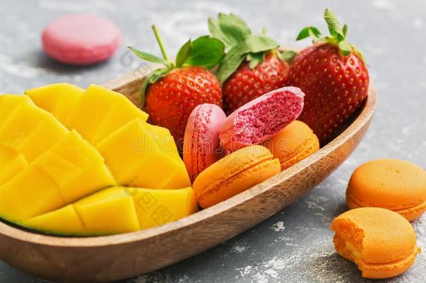 草莓和芒果马卡龙.粉红色的和黄色的马卡龙和英语字母表的第6个字母
