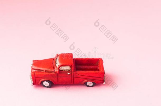 玩具汽车模型红色的向一粉红色的b一ckground.精心选择的集中