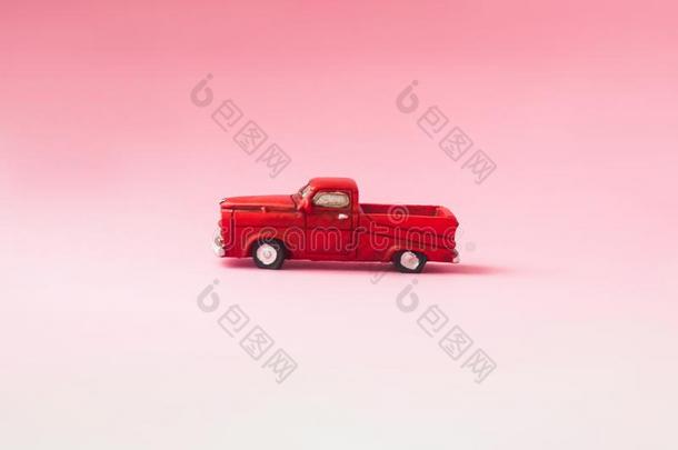 玩具汽车模型红色的向一粉红色的b一ckground.精心选择的集中