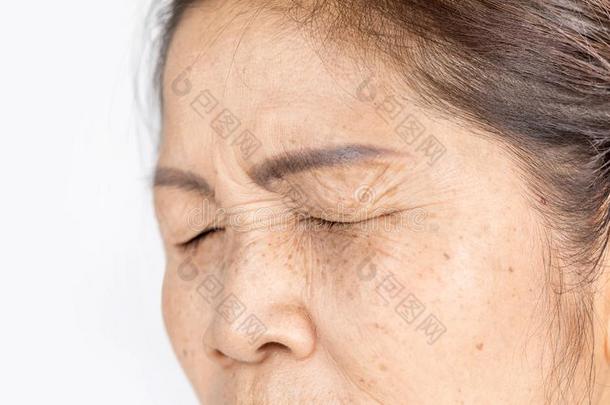 关在上面皮皱纹和雀斑关于老的亚洲人女人面容哪一个