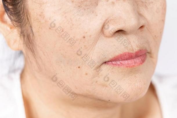 关在上面皮皱纹和雀斑关于老的亚洲人女人面容