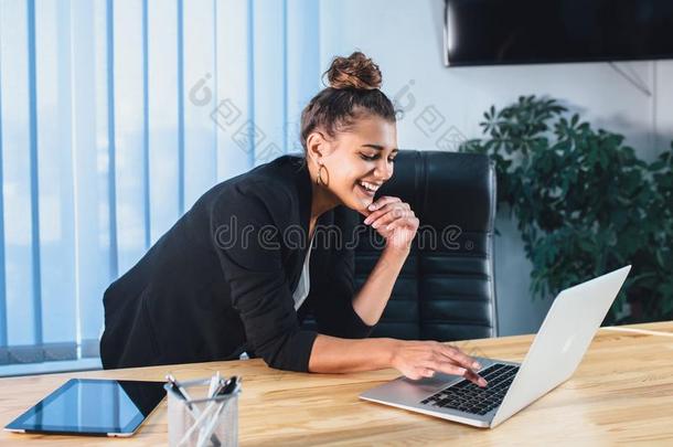 年幼的商业女士工作的在一计算机是（be的三单形式疲倦的.