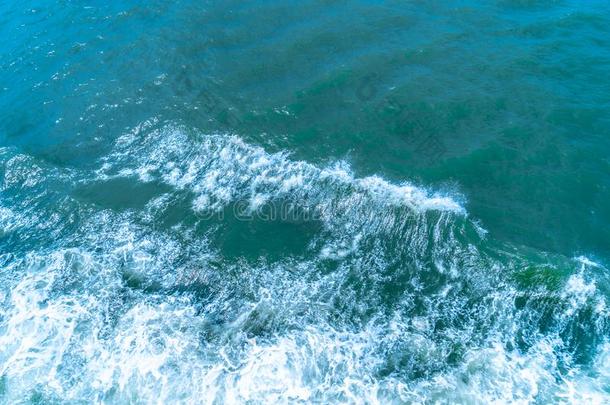 沸腾的在大西洋里的海水和起泡沫