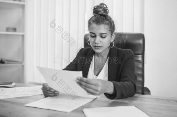 年幼的商业女孩采用办公室work采用g和文档.