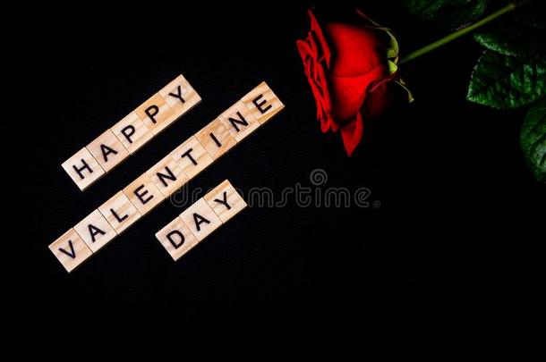 幸福的情人一天和红色的玫瑰向黑的背景和两个wickets三柱门