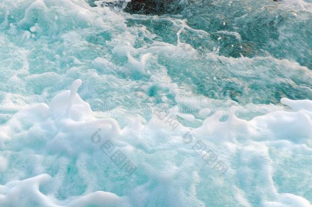 密集的海起泡沫向指已提到的人水表面,看法从在上面.