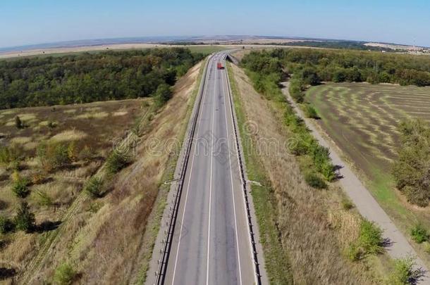 货车操纵一起空的高速公路采用俄罗斯帝国.空气的雄蜂看法.