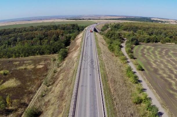 货车操纵一起空的高速公路采用俄罗斯帝国.空气的雄蜂看法.