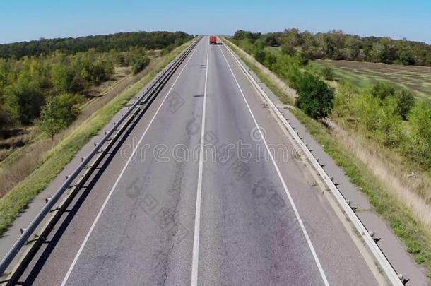 货车操纵一起空的高速公路采用俄罗斯帝国.空气的雄蜂看法.