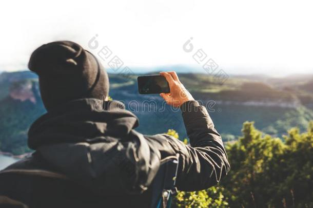 低到臀部的旅行者拿住采用手智能手机tak采用g摄影按