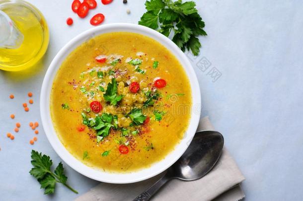 小扁豆蔬菜汤,美味的自家制的素食者食物