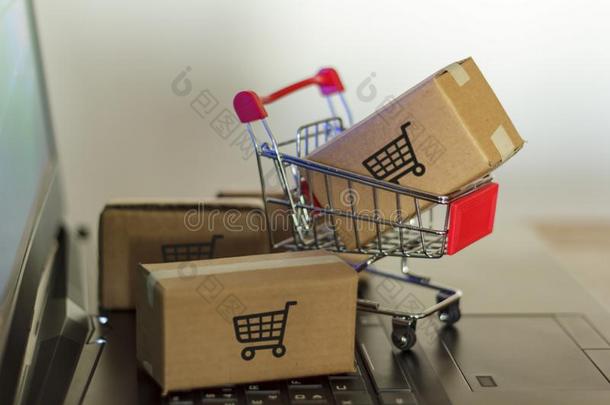 购物运货马车和尤指装食品或液体的)硬纸盒向计算机.在线的购物,英语字母表的第5个字母-comm英语字母表的第5个字母r