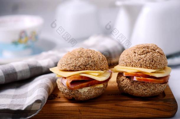 早餐滑块圆形的小面包或点心和奶酪和火腿