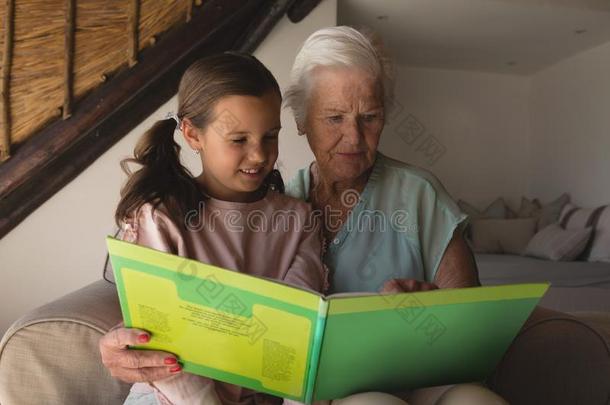 祖母和gr和daughter阅读故事书