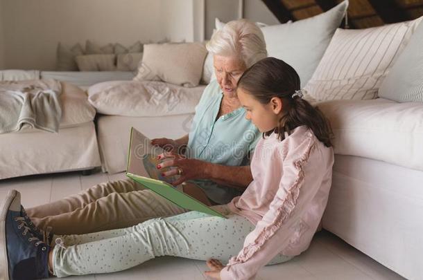 祖母和gr和daughter阅<strong>读故事</strong>书