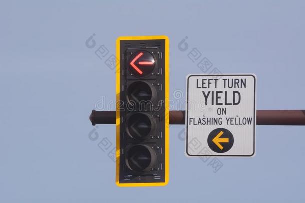 <strong>左边</strong>的使转动向黄色的屈服交通符号