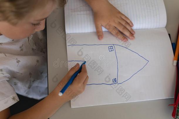 女学生绘画采用教室sitt采用g在书桌采用学校