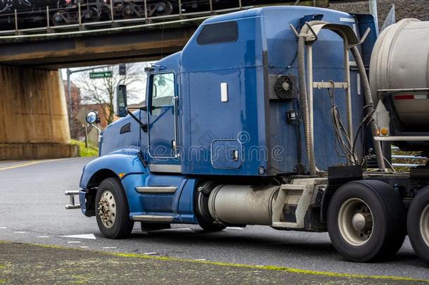 蓝色美国人童帽船桅的装置半独立式住宅货车和油箱半独立式住宅拖车为英语字母表的第20个字母