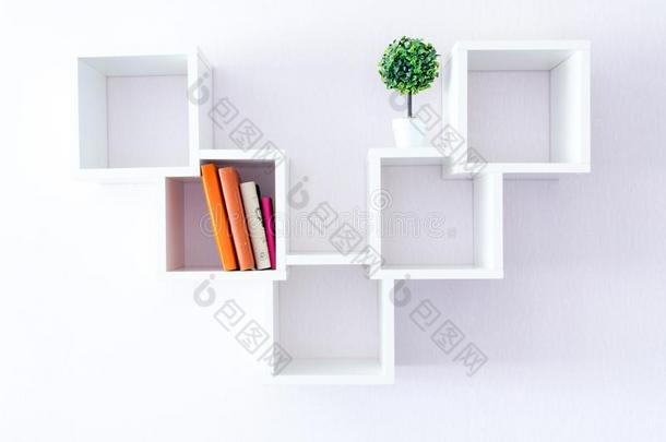 一现代的白色的书架向一白色的w一ll和一很少的用品一nd一
